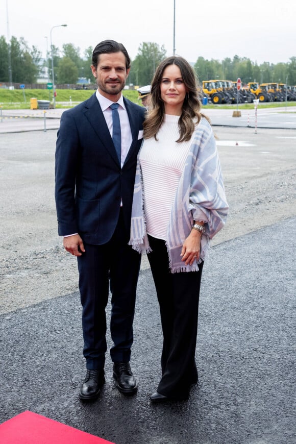 Tout le monde se demande à présent si le couple princier aura enfin une fille, lui qui a déjà trois garçons.
Le prince Carl Philip et la princesse Sofia (Hellqvist) de Suède, enceinte, lors de l'inauguration et l'essai routier des chargeuses sur pneus chez Volvo CE à Arvika, le 4 septembre 2024. 