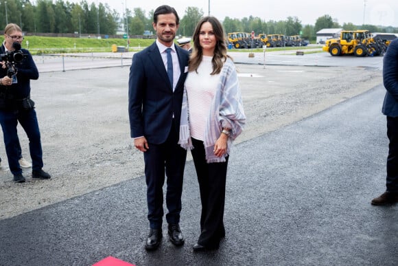 Son haut est en effet assez ample et elle a été photographiée en train de tirer dessus, ou encore avec les mains disposées par-dessus, comme si elle souhaitait le camoufler.
Le prince Carl Philip et la princesse Sofia (Hellqvist) de Suède, enceinte, lors de l'inauguration et l'essai routier des chargeuses sur pneus chez Volvo CE à Arvika, le 4 septembre 2024. 