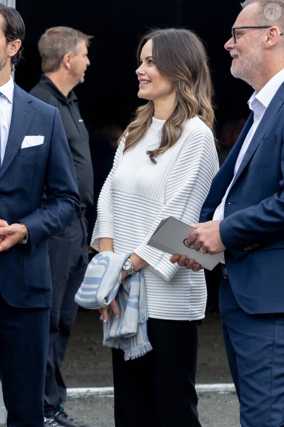 Le prince Carl Philip et la princesse Sofia (Hellqvist) de Suède, enceinte, lors de l'inauguration et l'essai routier des chargeuses sur pneus chez Volvo CE à Arvika, le 4 septembre 2024. 