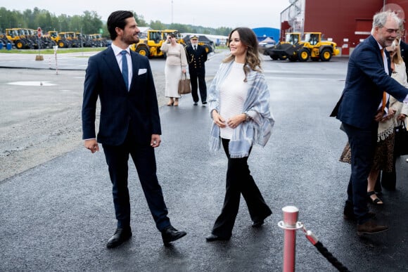 Le prince Carl Philip et la princesse Sofia (Hellqvist) de Suède, enceinte, lors de l'inauguration et l'essai routier des chargeuses sur pneus chez Volvo CE à Arvika, le 4 septembre 2024. 