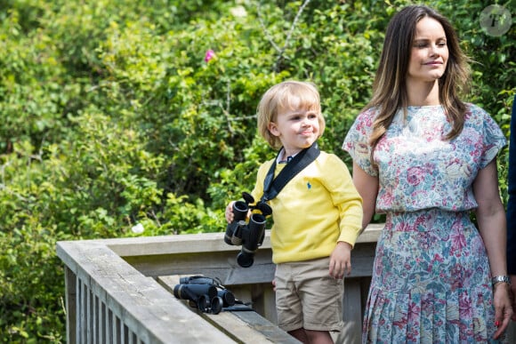 La princesse Sofia, le prince Julian de Suède lors de l'inauguration de l’aire de jeux naturelle du Prince Julian dans la réserve naturelle Getterön à Varberg. Le 17 juin 2024  