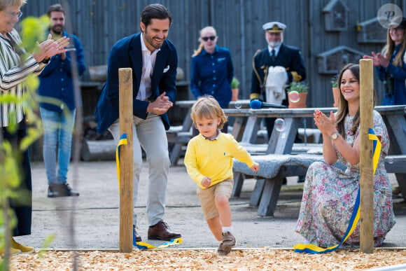 Le prince Carl Philip, la princesse Sofia et leur fils le prince Julian de Suède lors de l'inauguration de l’aire de jeux naturelle du Prince Julian dans la réserve naturelle Getterön à Varberg. Le 17 juin 2024  