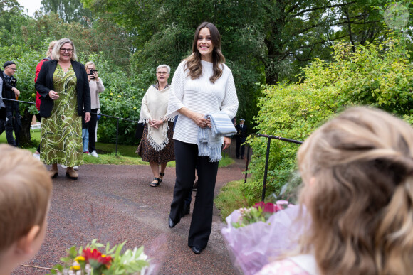 Le prince Carl Philip et la princesse Sofia (Hellqvist) de Suède, enceinte, lors de la représentation scénique du Collège de musique d'Ingesund dans le jardin du musée de Rackstad, le 4 septembre 2024.