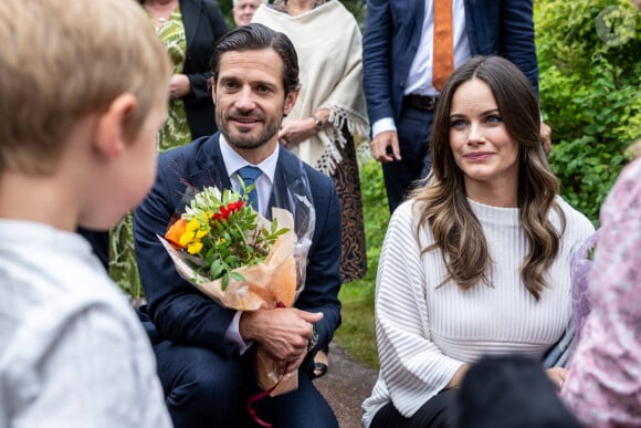 Le prince Carl Philip et la princesse Sofia (Hellqvist) de Suède, enceinte, lors de la représentation scénique du Collège de musique d'Ingesund dans le jardin du musée de Rackstad, le 4 septembre 2024.