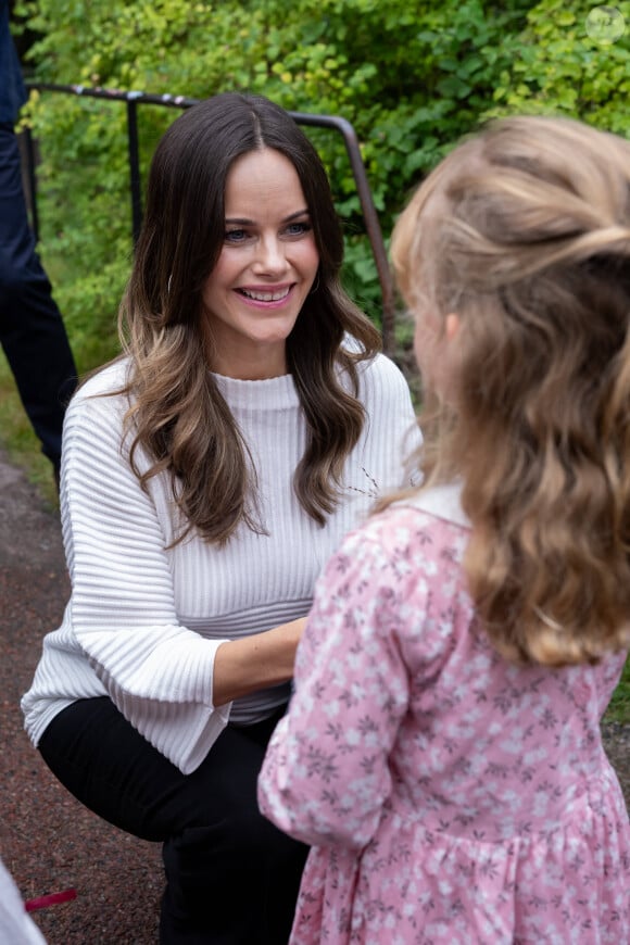 Le prince Carl Philip et la princesse Sofia (Hellqvist) de Suède, enceinte, lors de la représentation scénique du Collège de musique d'Ingesund dans le jardin du musée de Rackstad, le 4 septembre 2024.