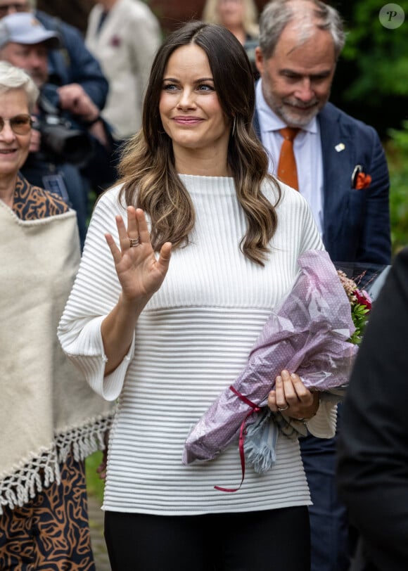 Le prince Carl Philip et la princesse Sofia (Hellqvist) de Suède, enceinte, lors de la représentation scénique du Collège de musique d'Ingesund dans le jardin du musée de Rackstad, le 4 septembre 2024.