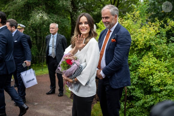 Le prince Carl Philip et la princesse Sofia (Hellqvist) de Suède, enceinte, lors de la représentation scénique du Collège de musique d'Ingesund dans le jardin du musée de Rackstad, le 4 septembre 2024.