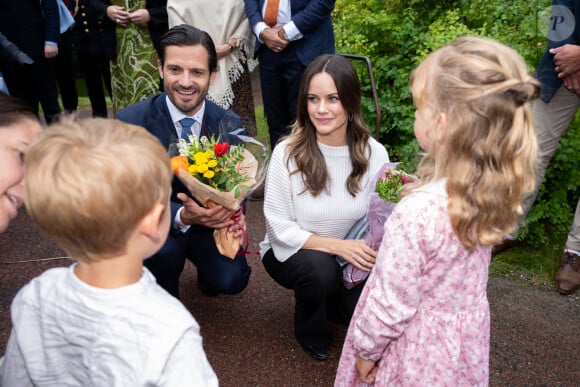 Le prince Carl Philip et la princesse Sofia (Hellqvist) de Suède, enceinte, lors de la représentation scénique du Collège de musique d'Ingesund dans le jardin du musée de Rackstad, le 4 septembre 2024.