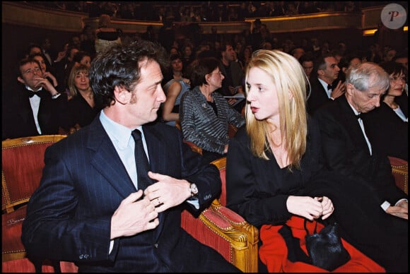 Mais aussi : "Comment jouer l'histoire d'amour impossible de 'Mademoiselle Chambon' avec l'homme avec lequel on a vécu des années ?".
Archives - Vincent Lindon et Sandrine Kiberlain lors de la cérémonie d'ouverture des César 2000.