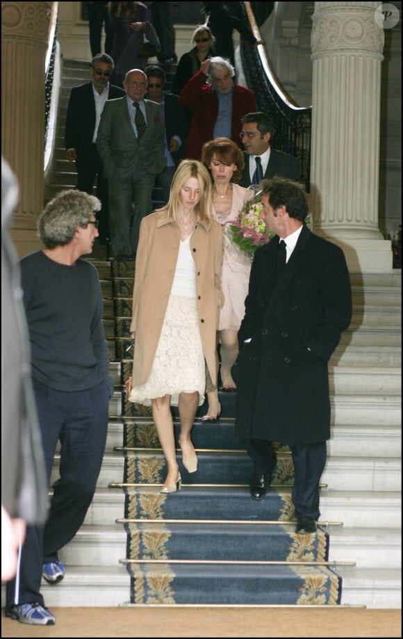 Sandrine Kiberlain et Vincent Lindon au mariage de Patrick Bruel et Amanda Sthers en 2004 dans la mairie du 4ème arrondissement de Paris.