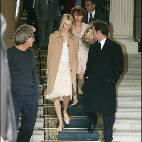 Sandrine Kiberlain et Vincent Lindon au mariage de Patrick Bruel et Amanda Sthers en 2004 dans la mairie du 4ème arrondissement de Paris.