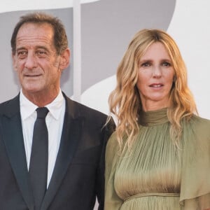 A tout juste 56 ans, Sandrine Kiberlain multiplie les projets à l'écran.
Vincent Lindon, Sandrine Kiberlain et Stéphane Brize lors du 78ème Festival International du Film de Venise, à Venise, Italie.