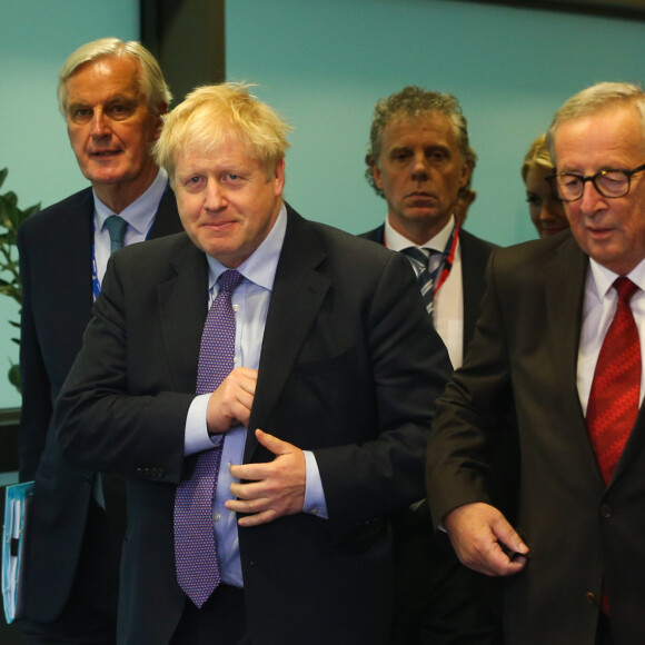 Michel Barnier, négociateur en chef pour l'Union européenne chargé de mener les négociations liées au Brexit, Boris Johnson, premier ministre du Royaume Uni, Jean-Claude Juncker, président de la commission européenne - Conférence de presse au sommet de l'union européenne à Bruxelles le 17 octobre 2019. © imago / Panoramic / Bestimage