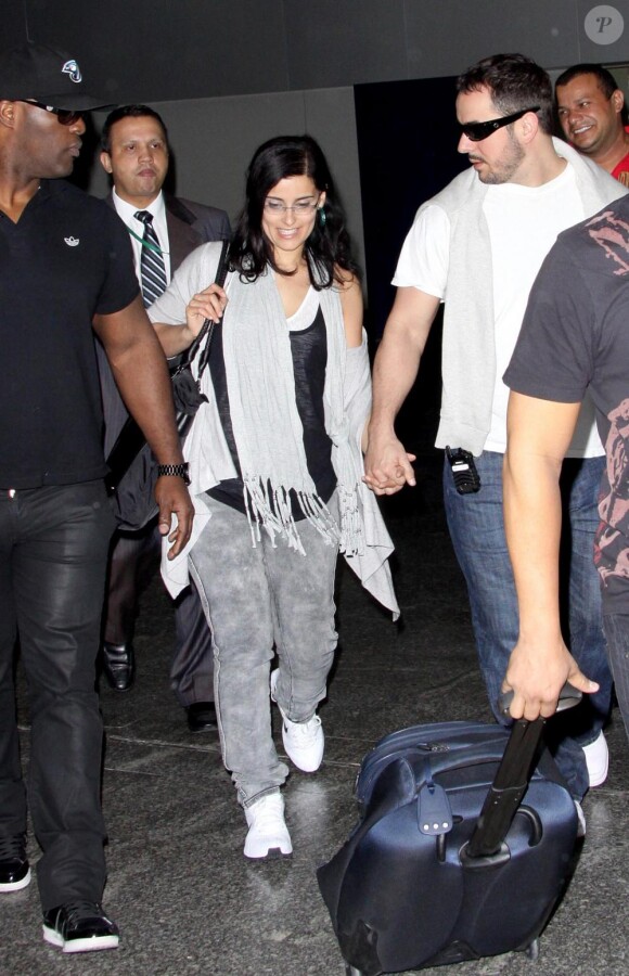 Nelly Furtado à son arrivée à Rio le 25 mars 2010 avec son époux