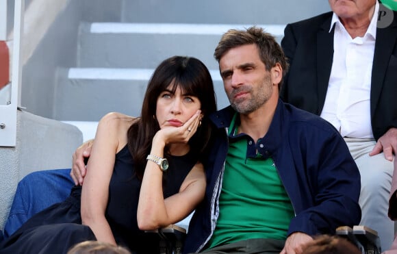 Etant constamment sur tous les fronts, la chanteuse souhaite passer plus de temps avec son garçon. Ses projets artistiques attendront...
Nolwenn Leroy et son compagnon Arnaud Clément - Célébrités dans les tribunes des Internationaux de France de tennis de Roland Garros 2024 à Paris le 7 juin 2024. © Jacovides-Moreau/Bestimage 