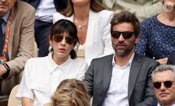 Actuellement à l'affiche de la série "Brocéliande" qui débarque prochainement sur TF1, elle s'est jurée de montrer quelques images à son fils Marin, né de ses amours avec Arnaud Clément.
Nolwenn Leroy et son compagnon Arnaud Clément dans les tribunes lors des Internationaux de France de Tennis de Roland Garros 2022. Paris, le 5 juin 2022. © Dominique Jacovides/Bestimage 