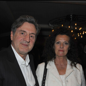 ...Il a eu trois enfants avec trois femmes différentes.
Daniel Auteuil et Anne Jousset à l'avant-première du film "La fille du puisatier" au restaurant Flora Danica.