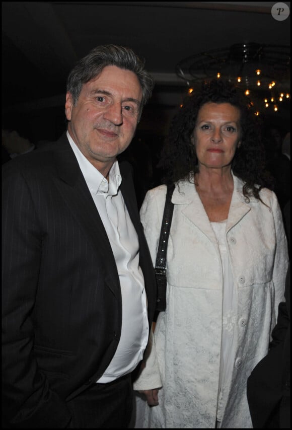 ...Il a eu trois enfants avec trois femmes différentes.
Daniel Auteuil et Anne Jousset à l'avant-première du film "La fille du puisatier" au restaurant Flora Danica.