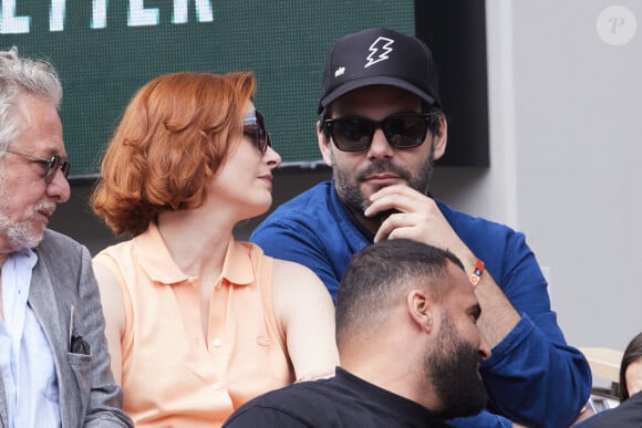 Elodie Frégé a toutefois été aperçue en juin avec un charmant brun, mais rien d'officiel depuis
Nicolas Briançon, Elodie Frégé, David Faisques - Célébrités dans les tribunes des Internationaux de France de tennis de Roland Garros 2024 à Paris. Le 5 juin 2024 © Moreau-Jacovides / Bestimage