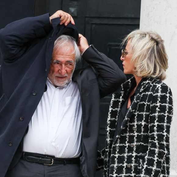Le couple était entouré d'autres personnalités 
Dominique Strauss-Kahn (DSK) et sa compagne Myriam L'Aouffir - Sorties des obsèques de Henri Leclerc en la salle de la Coupole du crématorium du Père-Lachaise à Paris, France, le 9 septembre 2024. © Dominique Jacovides/Bestimage