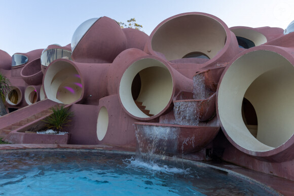 Vues du Palais Bulles de Pierre Cardin à Theoule-sur-Mer, Alpes-Maritimes, France à l'occasion du Grand Diner organisé dans ce lieu lors du 77e festival de Cannes le samedi 18 mai 2024. Conçu en 1974 par l'architecte Antti Lovag, il a été construit entre 1979 et 1984 pour l'industriel français Pierre Bernard, et racheté en 1991 par le couturier Pierre Cardin qui l'a agrandi sans en altérer l'essence architecturale, et l'a utilisé comme lieu de réception. Photo par Cyril Chateau/ABACAPRESS.COM