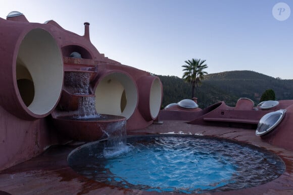 Joyau de l'héritage, le Palais Bulles, une magnifique propriété en bord de mer.Vues du Palais Bulles de Pierre Cardin à Theoule-sur-Mer, Alpes-Maritimes, France à l'occasion du Grand Diner organisé dans ce lieu lors du 77e festival de Cannes le samedi 18 mai 2024. Conçu en 1974 par l'architecte Antti Lovag, il a été construit entre 1979 et 1984 pour l'industriel français Pierre Bernard, et racheté en 1991 par le couturier Pierre Cardin qui l'a agrandi sans en altérer l'essence architecturale, et l'a utilisé comme lieu de réception. Photo par Cyril Chateau/ABACAPRESS.COM