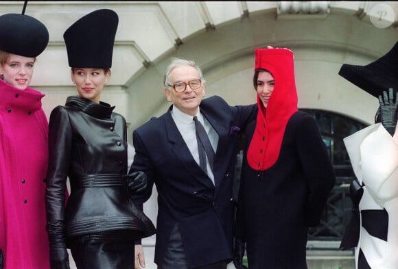 Emporté subitement par le Covid, le couturier qui se voyait devenir centenaire n'avait rien prévu.Octobre 1990. Le créateur de mode Pierre Cardin à Londres avec certains de ses mannequins portant des vêtements de sa dernière collection. Photo par News Licensing/ABACAPRESS.COM