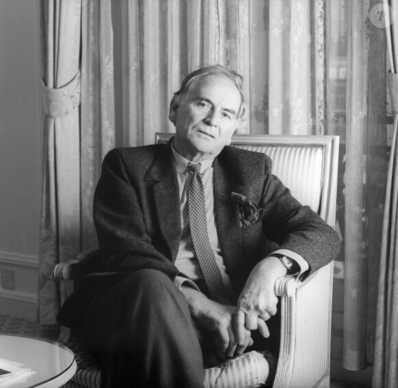 Le couturier Pierre Cardin photographié dans sa suite à l'hôtel Ritz lors d'une visite à Londres en décembre 1987 Photo by News Licensing/ABACAPRESS.COM