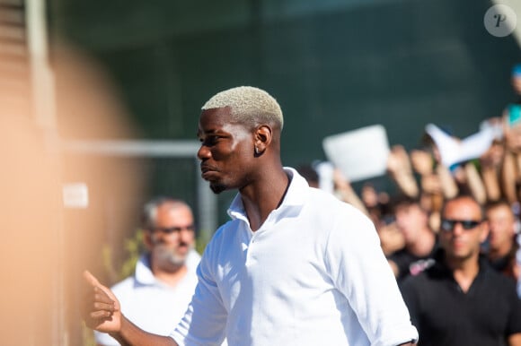 Paul Pogba arrive dans un centre médical de Turin avant de jouer avec la Juventus le 9 juillet 2022. 