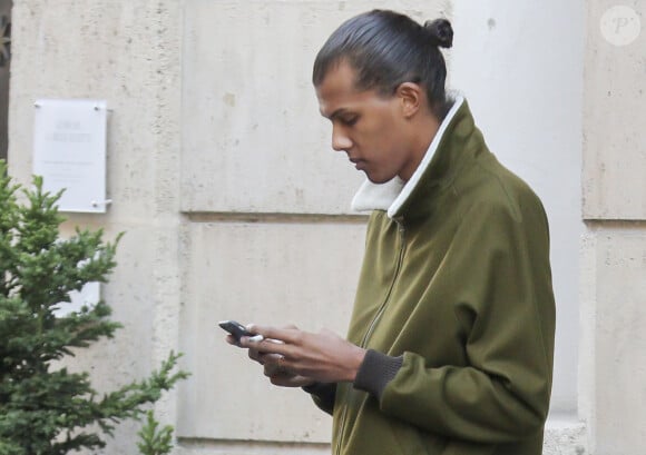 Exclusif - Le chanteur Stromae, se laisse pousser les cheveux, et sa femme Coralie Barbier quittent leur hôtel pour se rendre au défilé de mode "Louis Vuitton" collection prêt-à-porter Printemps-Eté 2017 lors de la Fashion Week de Paris, place Vendôme à Paris, France, le 5 octobre 2016. © Agence/Bestimage