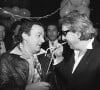 Archives - En France, à Paris, lors d'une fête, Coluche parlant avec Serge Gainsbourg le 17 décembre 1981. © Michel Croizard via Bestimage