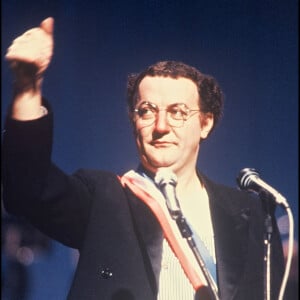 Coluche se présente aux élections présidentielles de 1981.