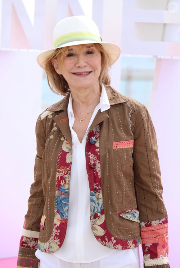 Marie-Anne Chazel lors du photocall de 'Broceliande' sur la plage du Majestic lors de la 7eme saison de 'CanneSeries' à Cannes le 7 Avril 2024 Denis Guignebourg/BestImage 