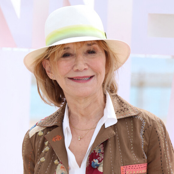 Marie-Anne Chazel lors du photocall de 'Broceliande' sur la plage du Majestic lors de la 7eme saison de 'CanneSeries' à Cannes le 7 Avril 2024 Denis Guignebourg/BestImage 