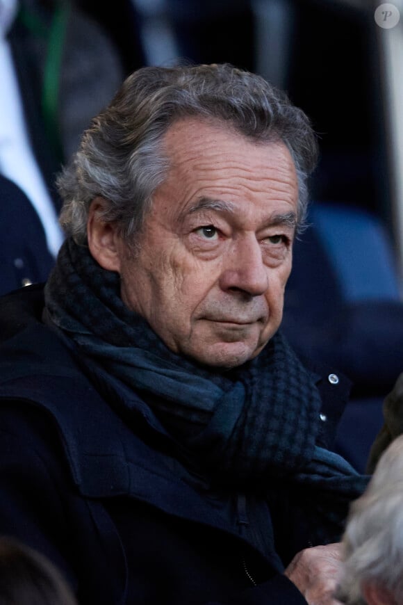 Michel Denisot - Célébrités dans les tribunes du match de Ligue 1 Uber Eats "PSG-Lyon" (4-1) au Parc des Princes à Paris le 21 avril 2024. © Cyril Moreau/Bestimage