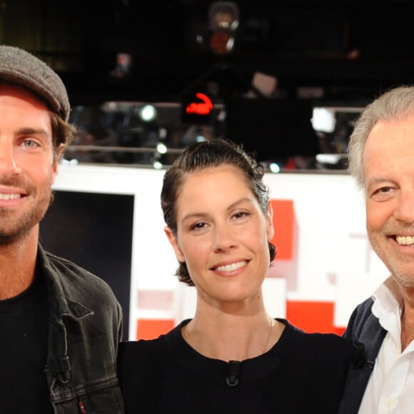 Exclusif - Michel Leeb avec ses enfants Tom et Fanny Leeb lors de l'enregistrement de l'émission Vivement Dimanche présentée par Michel Drucker au studio Gabriel à Paris le 2 juin 2020. L'émission sera diffusée le 28 juin 2020 sur France 2. © Guillaume Gaffiot / Bestimage 