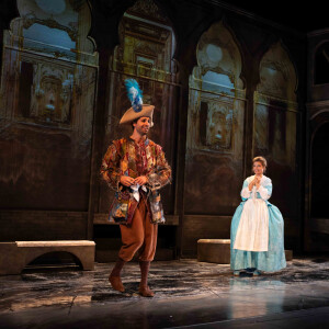 Tom Leeb est depuis le 10 septembre dernier au théâtre des Bouffes Parisiens
Tom Leeb, Sarah Biasini et Caterina Murino, sur la scène du théâtre des Bouffes Parisiens pour la pièce "La Veuve rusée". ©Alessandro Camillo