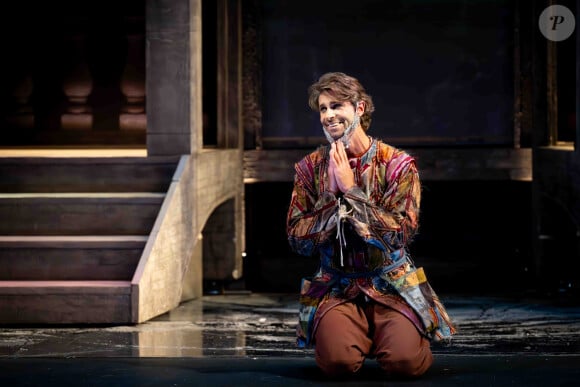 Tom Leeb sur la scène du théâtre des Bouffes Parisiens pour "La Veuve rusée". ©Béatrice Livet