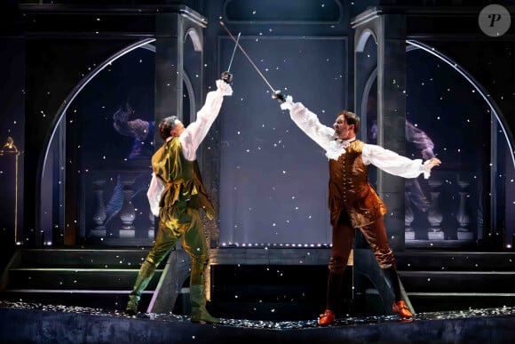 Thierry Harcourt et Pierre Rochefort sur la scène du théâtre des Bouffes Parisiens pour "La Veuve rusée". ©Béatrice Livet