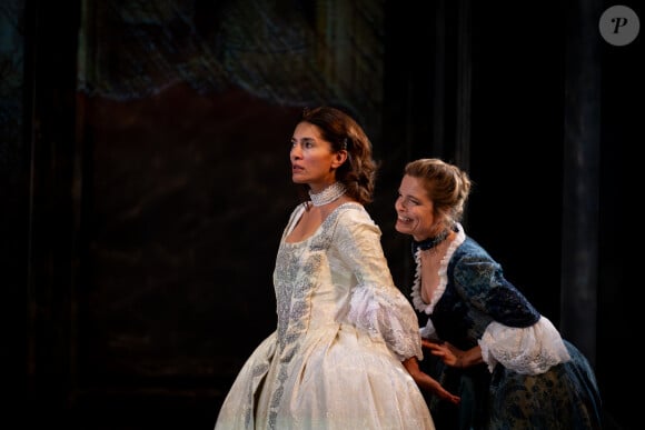 Caterina Murino et Sarah Biasini sur la scène du théâtre des Bouffes Parisiens pour "La Veuve rusée". ©Béatrice Livet