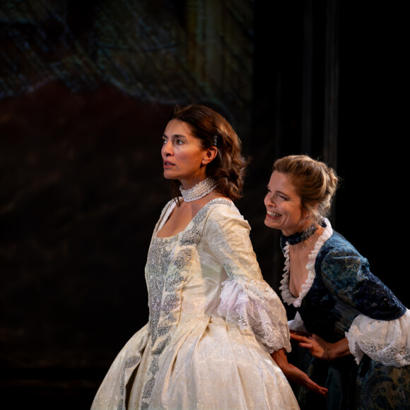 Caterina Murino et Sarah Biasini sur la scène du théâtre des Bouffes Parisiens pour "La Veuve rusée". ©Béatrice Livet