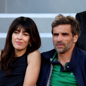 A rappeler que la chanteuse file le parfait amour avec Arnaud Clément avec qui elle a eu un petit Marin en 2017.
Nolwenn Leroy et son compagnon Arnaud Clément - dans les tribunes des Internationaux de France de tennis de Roland Garros 2024 à Paris le 7 juin 2024. © Jacovides-Moreau/Bestimage 