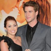 Miley Cyrus de toute beauté avec son amoureux Liam Hemsworth... aux côtés de Kelly Preston et John Travolta !