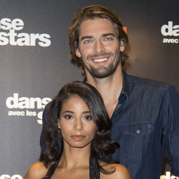 Camille Lacourt et sa danseuse Hajiba Fahmy lors du photocall de présentation du jury et des nouveaux couples de "Danse avec les Stars" au siège de TF1 à Boulogne-Billancourt, le 28 septembre 2017. © Pierre Pérusseau/Bestimage