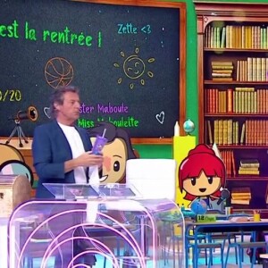 A cette occasion, le décor des "12 coups de midi" a été revu et corrigé
Jean-Luc Reichmann sur le plateau des "12 coups de midi"