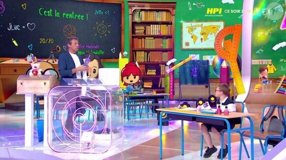 A cette occasion, le décor des "12 coups de midi" a été revu et corrigé
Jean-Luc Reichmann sur le plateau des "12 coups de midi"