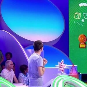 Emilien a démontré à Jean-Luc Reichmann qu'une erreur s'était glissée dans le nouveau décor des "12 coups de midi" sur TF1
Emilien et Jean-Luc Reichmann sur le plateau des "12 coups de midi"