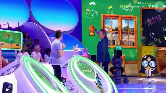 Emilien a démontré à Jean-Luc Reichmann qu'une erreur s'était glissée dans le nouveau décor des "12 coups de midi" sur TF1
Emilien et Jean-Luc Reichmann sur le plateau des "12 coups de midi"