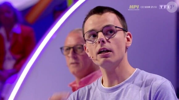 Emilien a expliqué pourquoi le dé à jouer, présent dans le décor des "12 coups de midi", n'était pas réaliste
Emilien sur le plateau des "12 coups de midi"