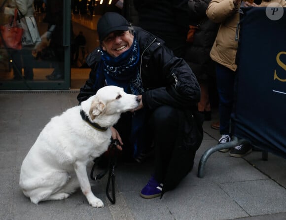 Semi-exclusif - Jean-Luc Reichmann et sa chienne Donna (amputée d'une patte) - Arrivées à l'enregistrement de l'émission "Vivement Dimanche" présentée par M. Drucker et qui sera diffusée le 14/02/2024 sur France 3 au Studio Gabriel à Paris, France, le 09 janvier 2024. © Christophe Clovis / Bestimage